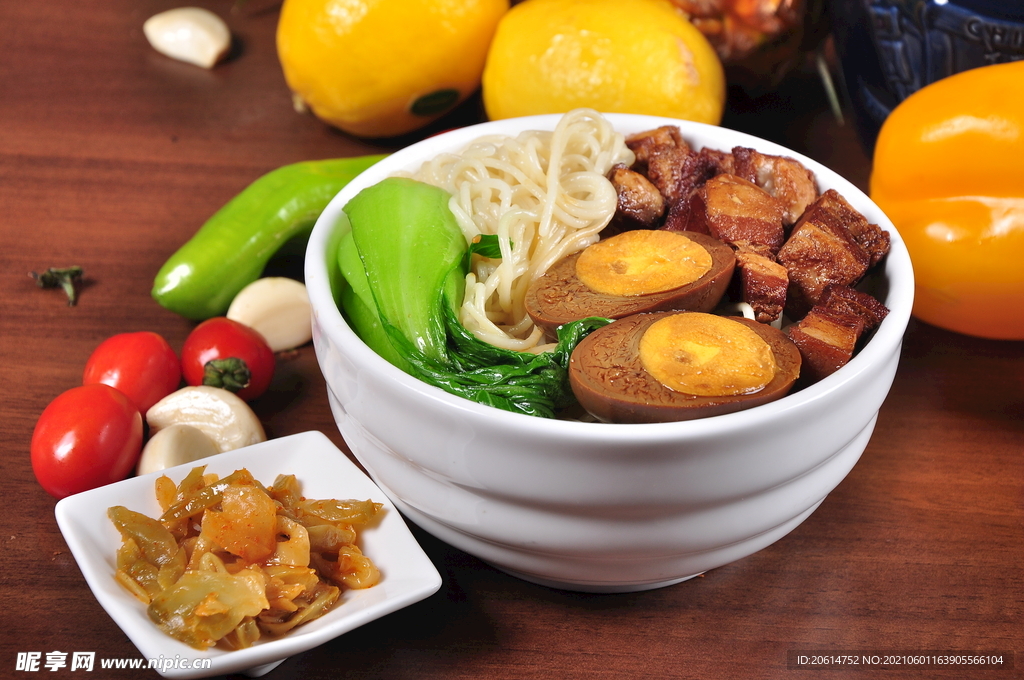 营养美味的鸡蛋肉丝面