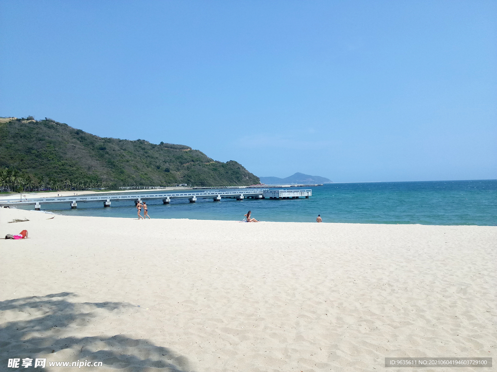三亚白色沙滩海景休闲