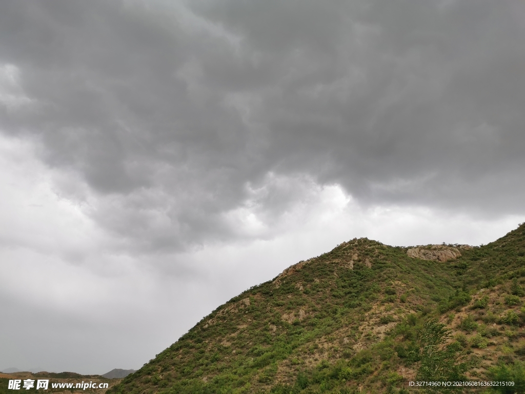 山顶上的乌云