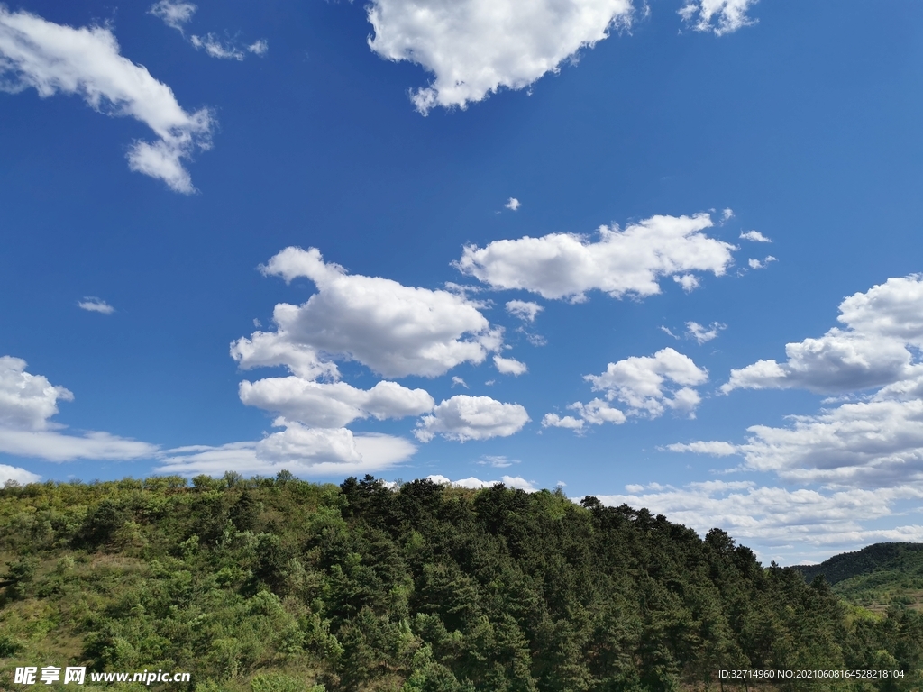 蓝天白云青山