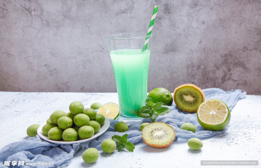 清凉的夏日果饮