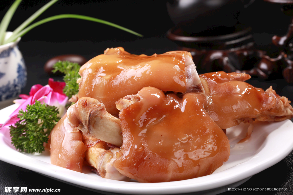 营养美味的卤猪蹄