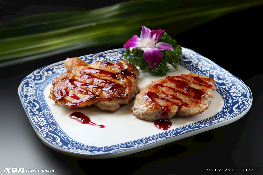 诱人的美食香煎鸡扒