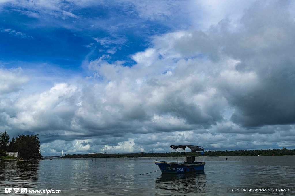 东郊椰林的天空与船