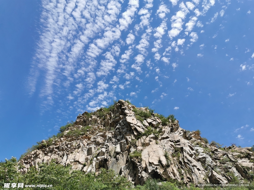 蓝天白云石头山