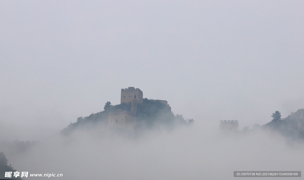 破雾而出的长城