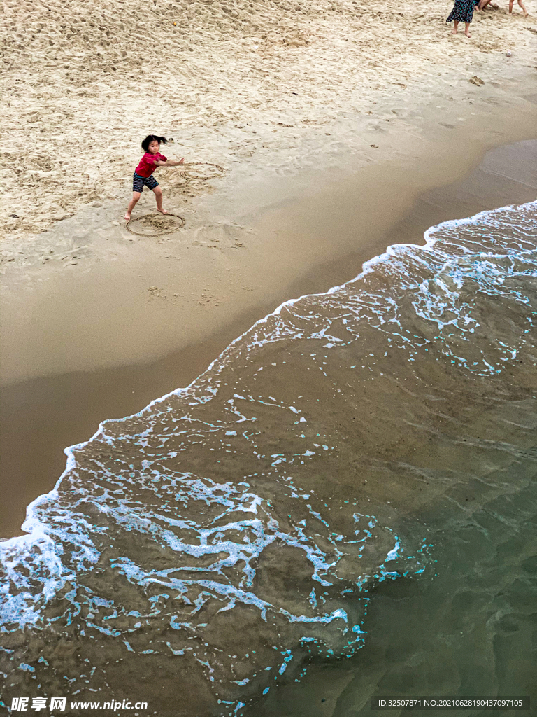 夏天沙滩上的小女孩