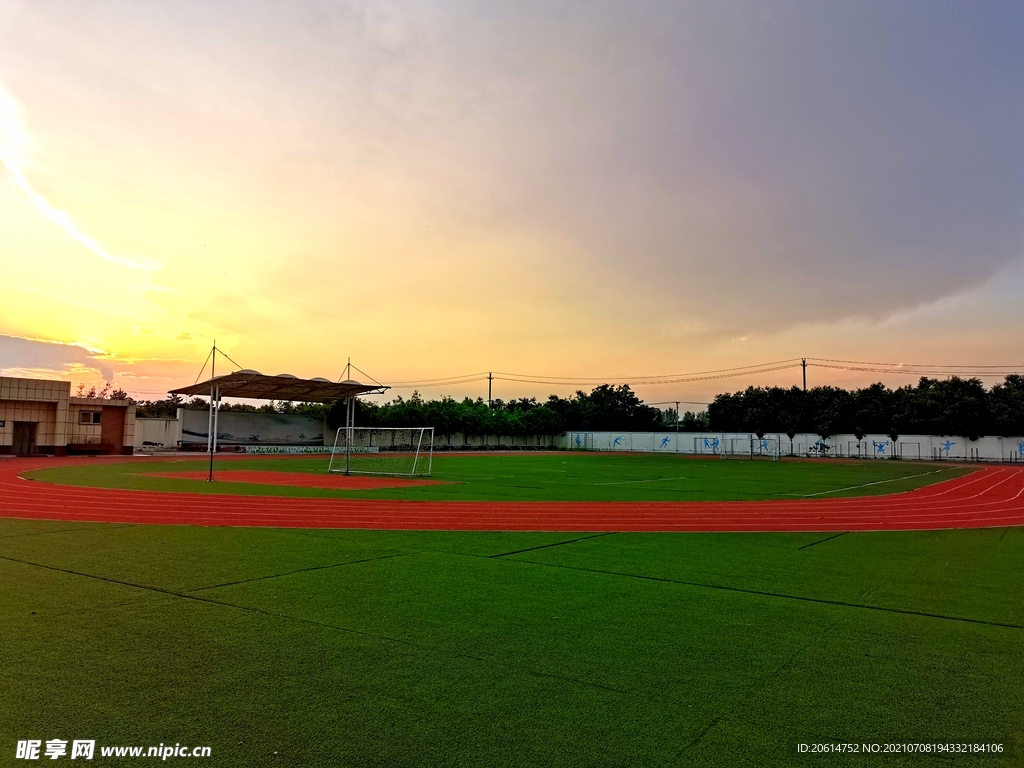 日暮下的校园操场