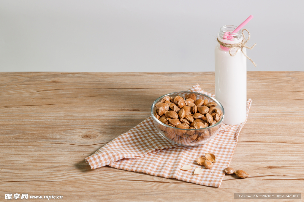 餐桌上的坚果零食