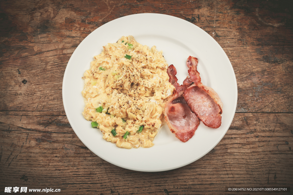 诱人的美食培根炒鸡蛋