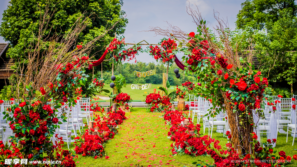 草地上的婚礼现场