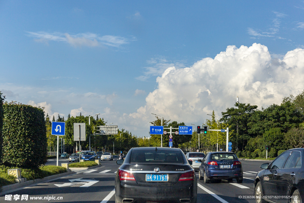 城市蓝天大白云