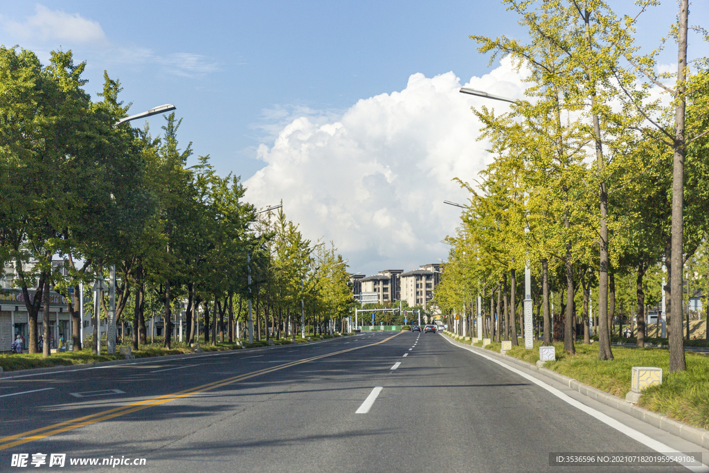 城市蓝天大白云