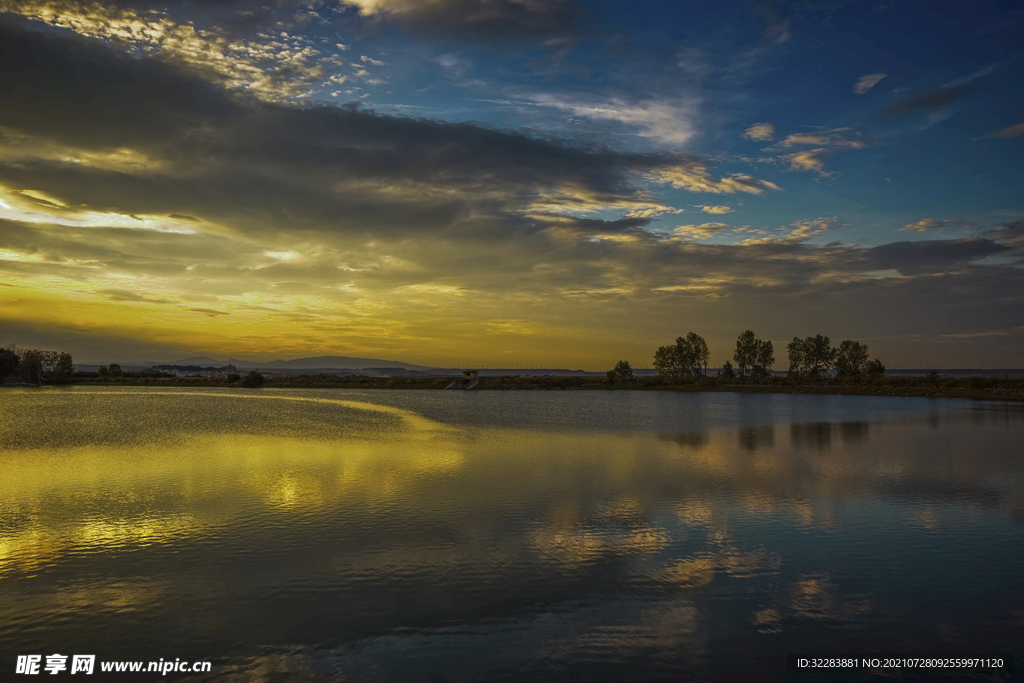 黄昏湖面