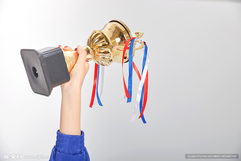 手中的奖杯