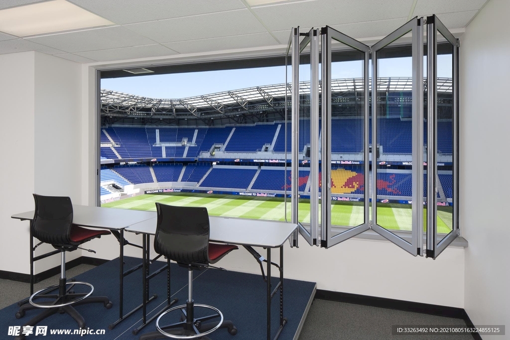 银色 运动场 折叠窗