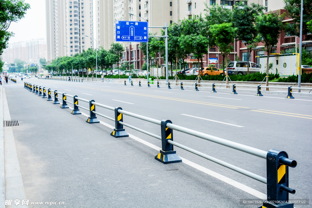 城区隔离杆马路图片