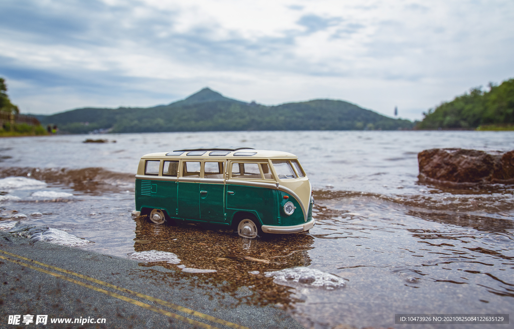 河边停放的客车图片