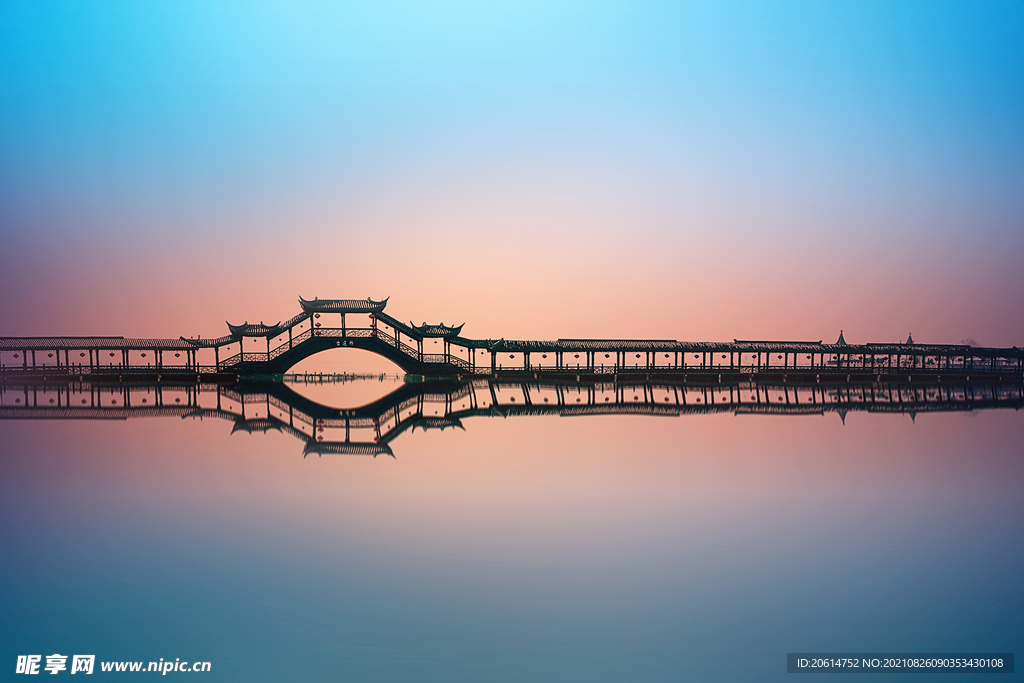 日暮下的湖泊美景