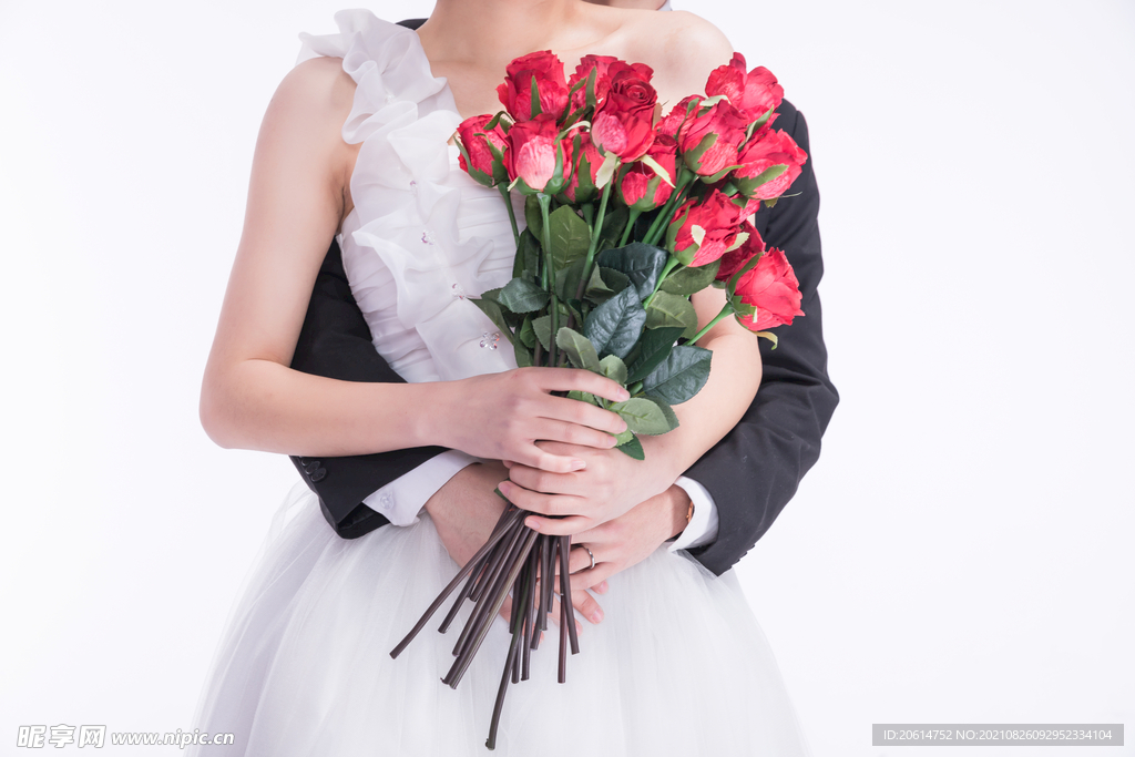 手捧鲜花的夫妻