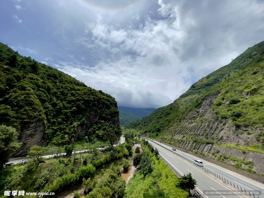 云南大理江风寺高速路
