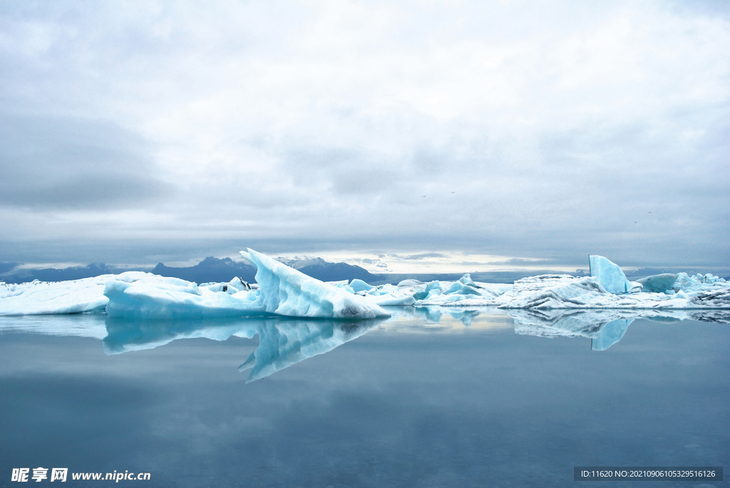 冰山湖面高清摄影