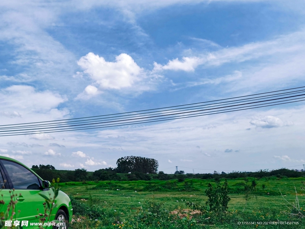 蓝天白云草地风景图