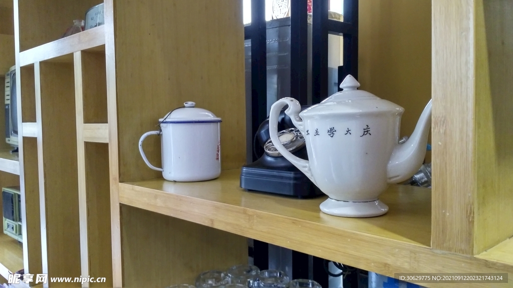 置物架上的工业学大庆 茶杯