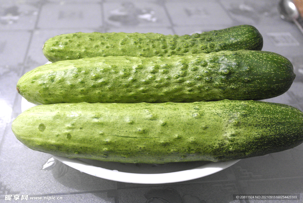 水果黄瓜侧面