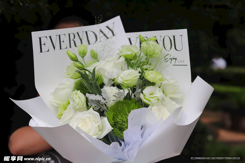 白绿色系简约INS风花束