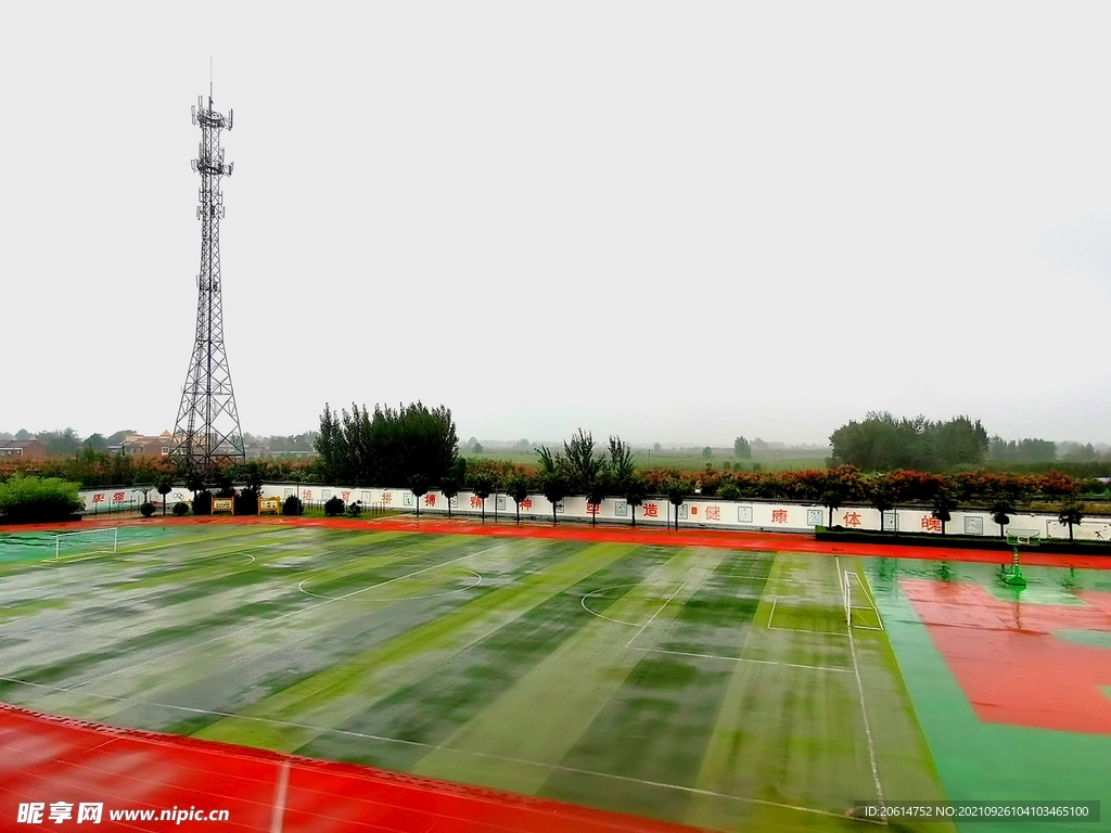 雨天的校园操场