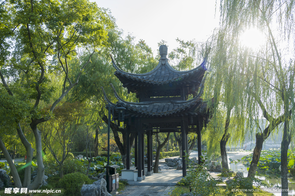 清晨的公园亭台楼阁