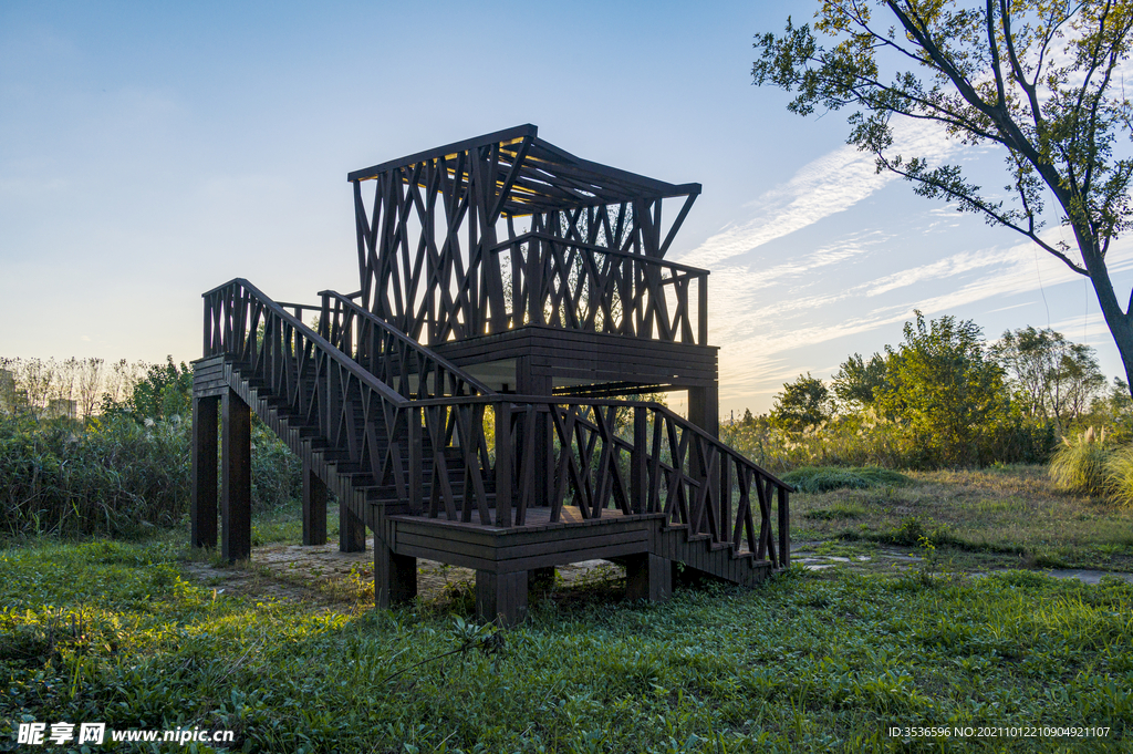 夕阳余晖中的观景台