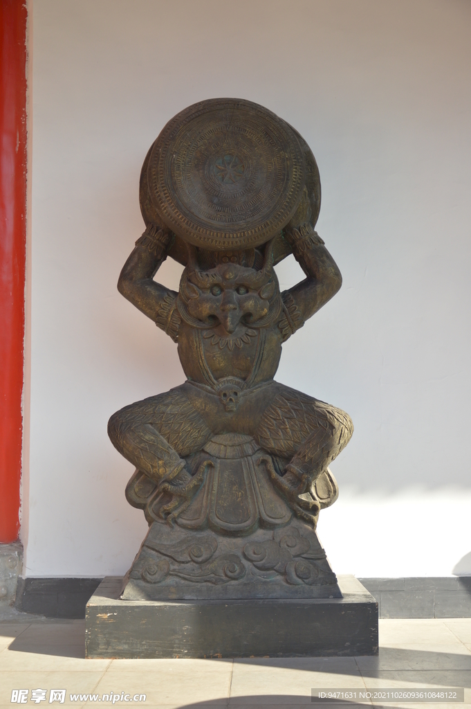 云南丽江街道街拍东巴雕塑