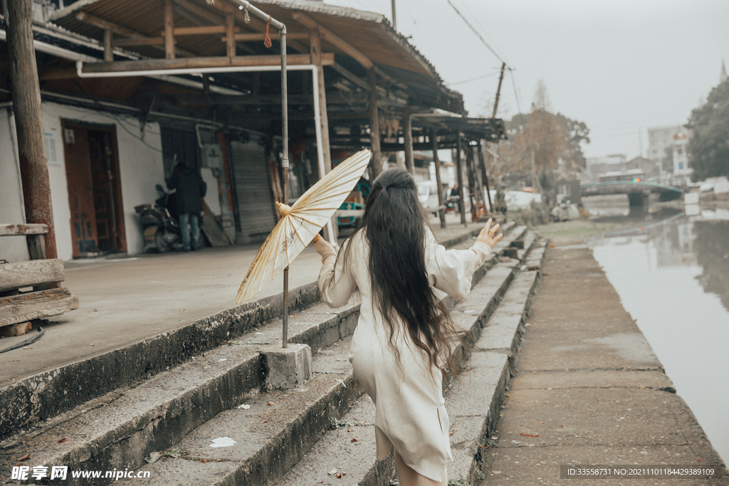 老街油纸伞背影