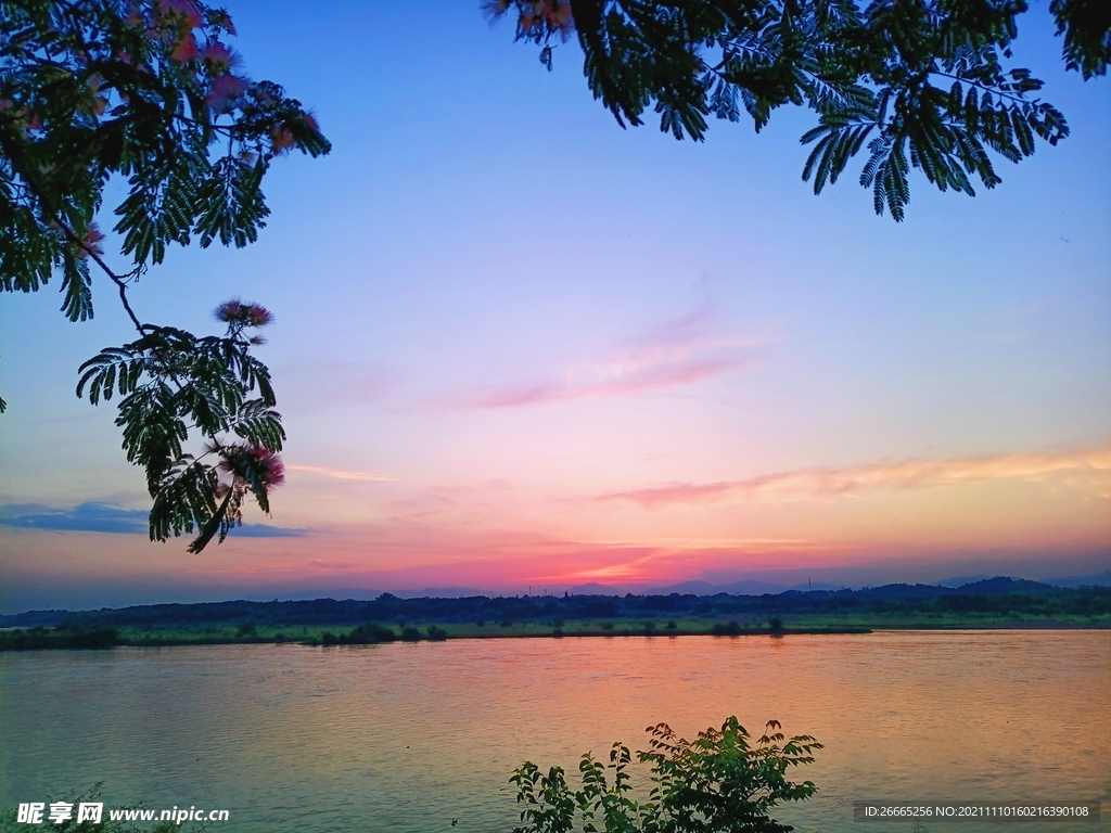 傍晚的天空江面晚霞