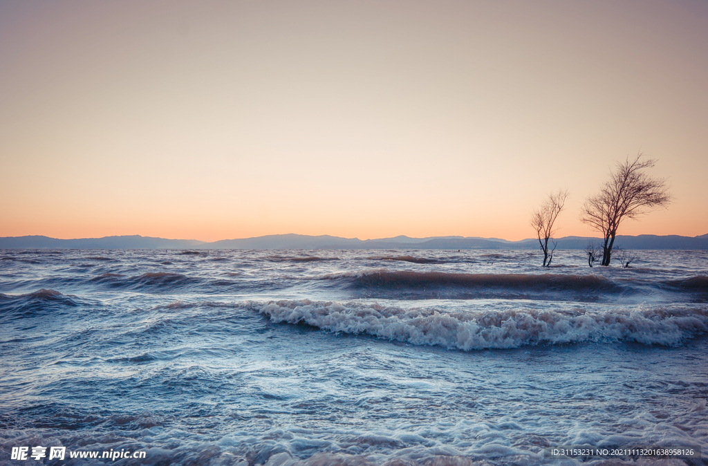 夕阳海浪