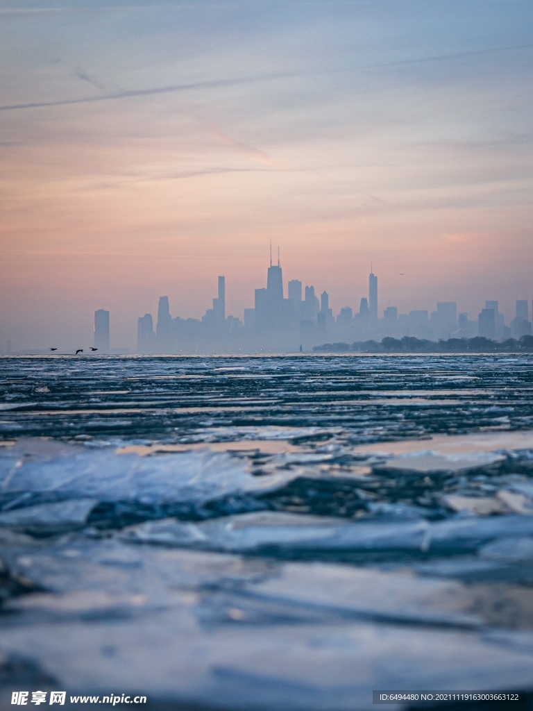 城市海洋天际线日出