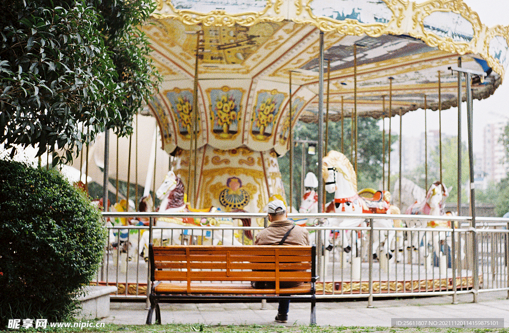 游乐园旋转木马