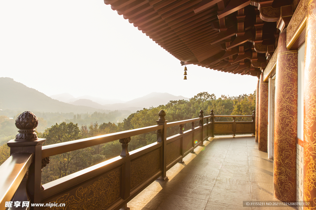 杭州西湖雷锋塔黄昏过道