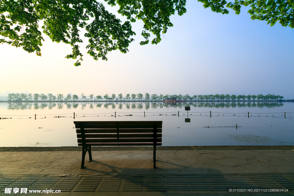 杭州西湖旁的座椅