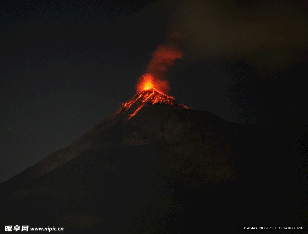 火山喷发山脉夜晚