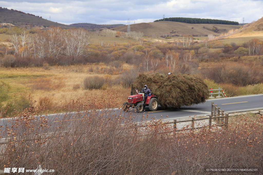 承德坝上御道口风光飞奔的拖拉机