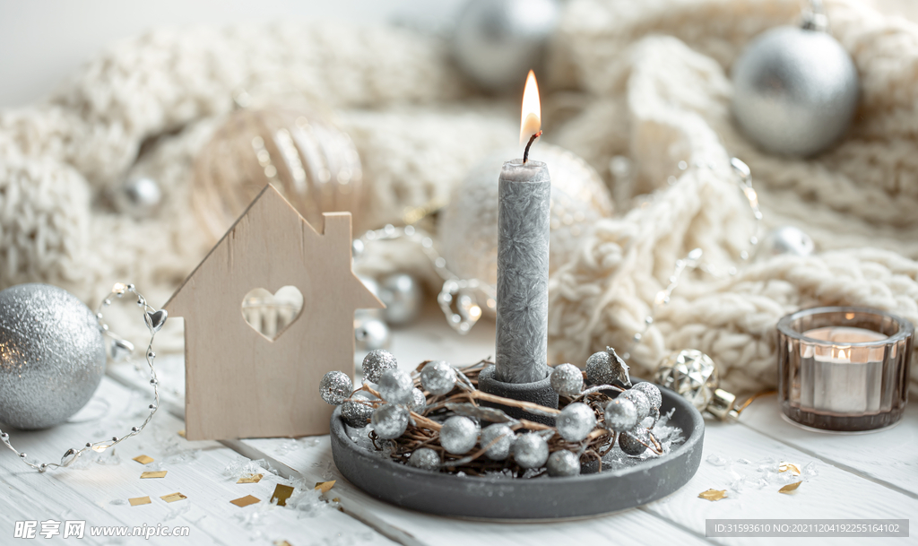 冬季节日背景与燃烧的蜡烛