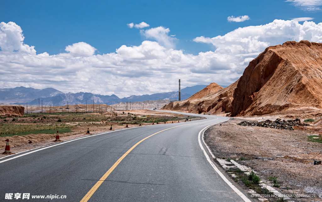 蓝天下弯曲的道路