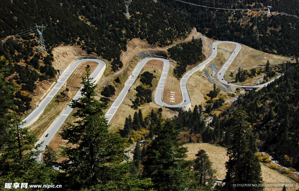 俯拍弯曲的山路摄影图