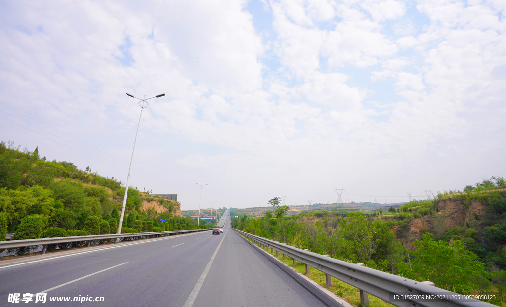 蓝天白云下的公路