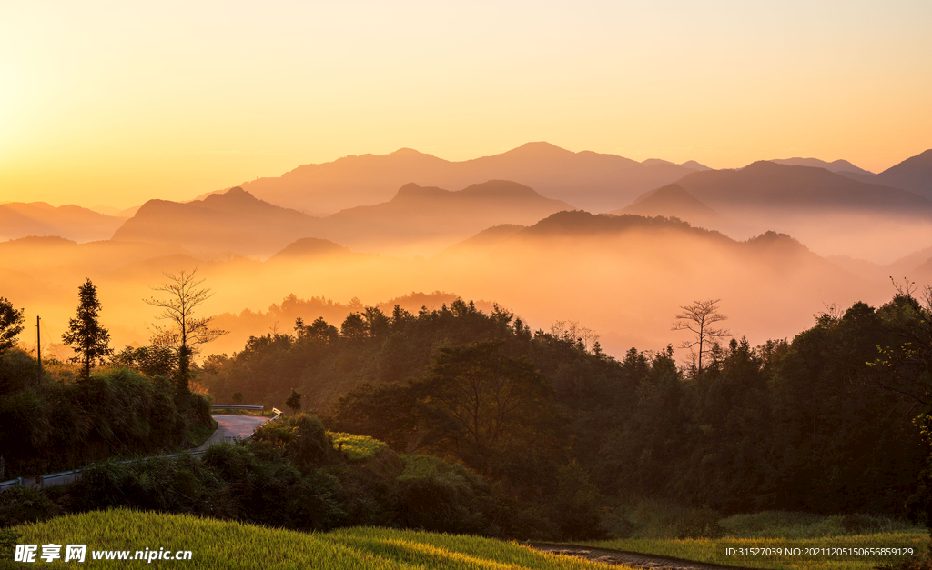 黄昏山里景色摄影图