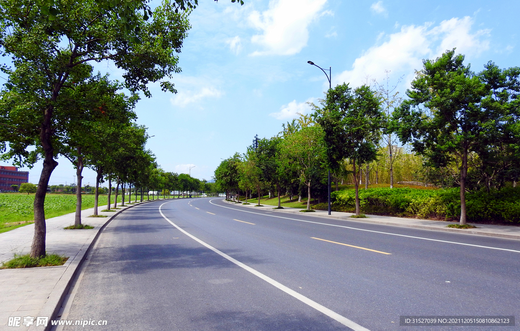 蓝天白云下的公路