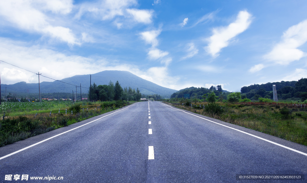 蓝天白云下的公路摄影图